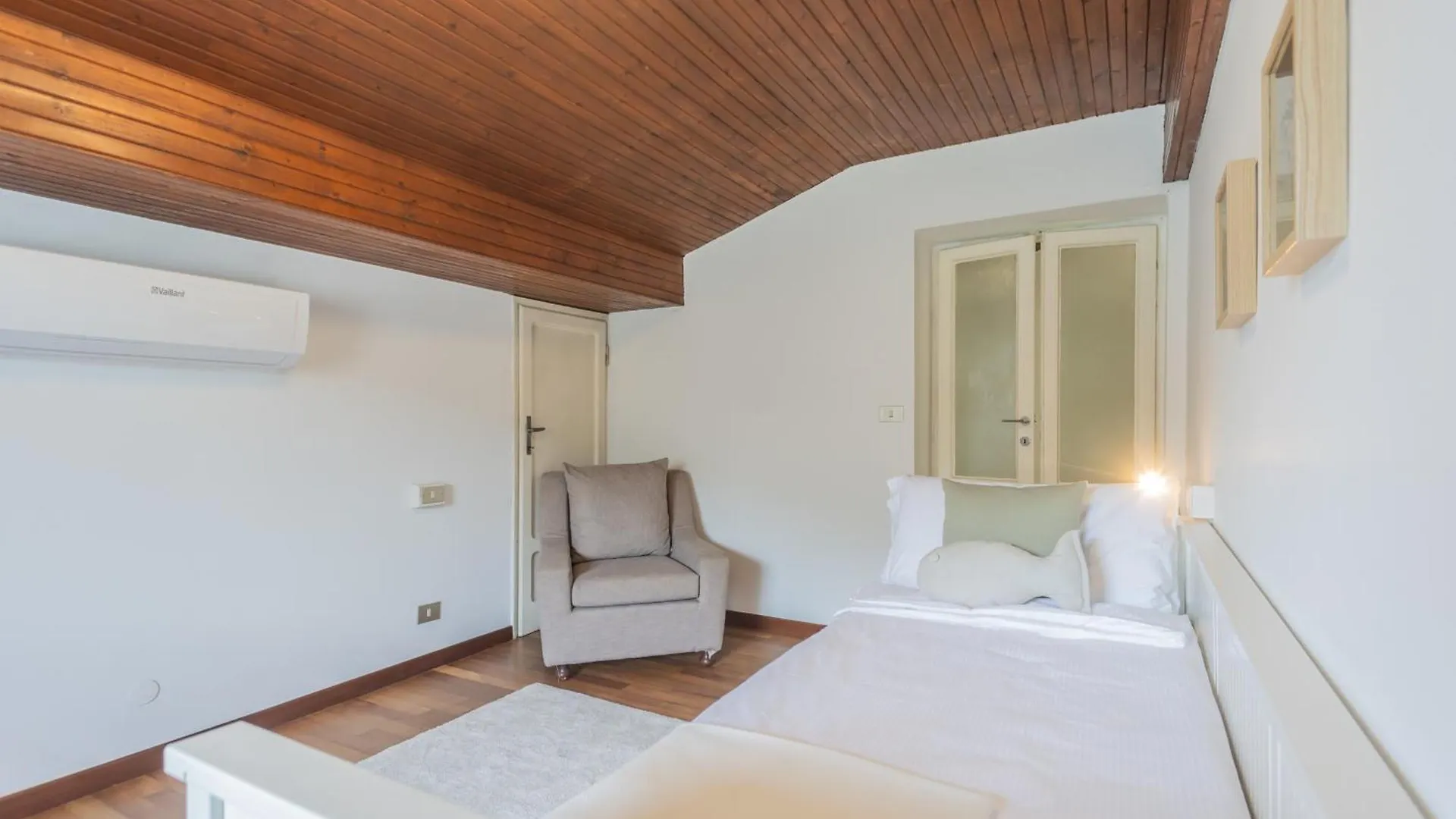 Villa Chiara Moltrasio With Private Garden By Rent All Como 0*,  イタリア